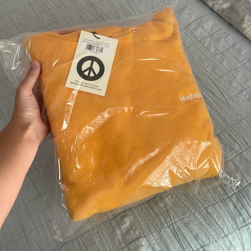 NWT MADHAPPY CLASSICS FLEECE ☀️